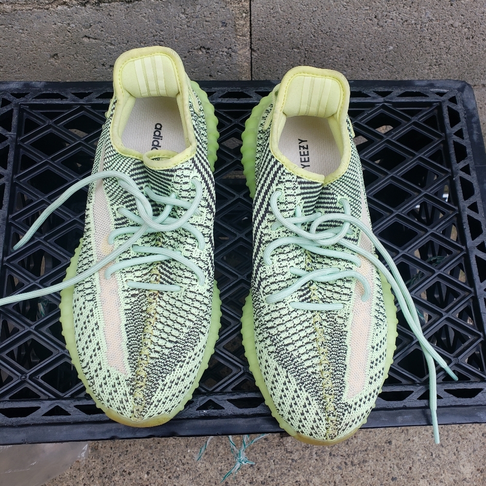 Yeezy Boost 350 v2 size  8.5